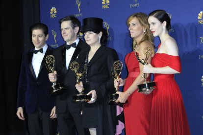 Éxito en la primera temporada  -  The Marvelous Mrs. Maisel consiguió ganar al jurado con una trama que se centra en la historia de una ama de casa de los años cincuenta que descubre su talento por la comedia en vivo. En total, la serie de Amazo ...