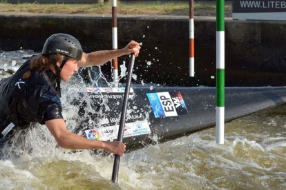 Núria Vilarrubla, en plena acció ahir durant la competició al canal txec de Troja.