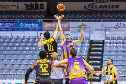 Salto inicial del partido de ayer entre el Pardinyes y el JAC Sants.