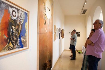 Visitants a l’exposició temporal a l’Espai Guinovart, fins al 30 de setembre.