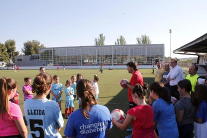 Un grup de nenes atén les explicacions d’un dels coordinadors, Santi Martínez.