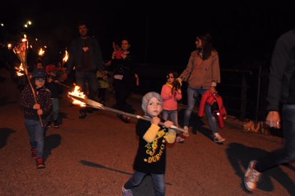 Descenso de las fallas infantiles ayer por la noche en Durro, en la Alta Ribagorça. 