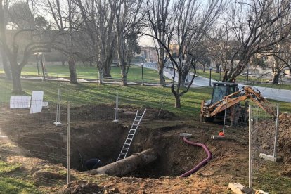 Obras en marcha -  Aqualia está instalando un “bypass” que permitirá abastecer a toda la ciudad sin necesidad de utilizar los tres depósitos ubicados en la colina de la Seu Vella. Se trata de un tramo de tubería que unirá la conducción de ...