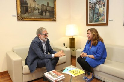 El alcalde, Fèlix Larrosa, y la directora de la fundación, Ana Vallés.