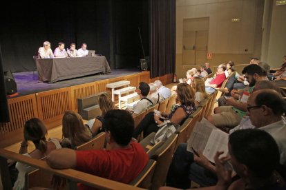 Los ‘aplequistes’, durante la asamblea extraordinaria de ayer.  