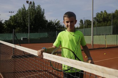 Sergi Viles, ayer en las instalaciones del Club Tennis Urgell antes de partir hoy hacia Mallorca.