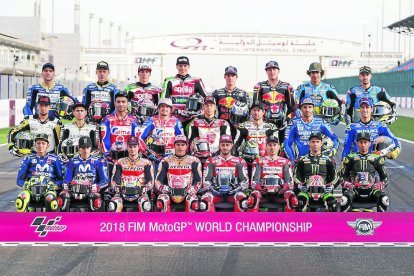 Els pilots de MotoGP posen junts abans de l’inici del Mundial al circuit qatarià de Losail.