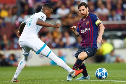 Leo Messi se dispone a driblar al centrocampista del PSV, Pablo Rosario.