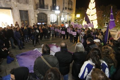 Imagen de archivo de una protesta en Lleida contra la violencia contra las mujeres.