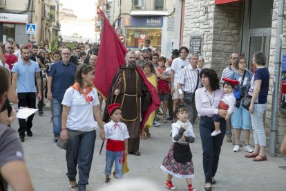 Nens precedeixen Sant Magí, encarnat per Jordi Casado.