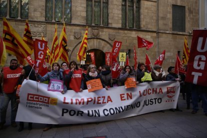 Imatge de la protesta ahir davant de la Paeria de Lleida pel bloqueig al conveni de la neteja.