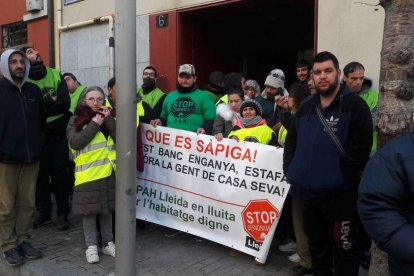 Membres de la PAH, concentrats davant de l'immoble del carrer Alsamora on s'havia de produir el desnonament.