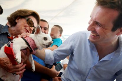 Pablo Casado durant la visita que va realitzar ahir a Alacant.