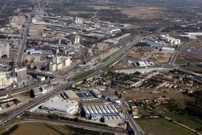 Imagen aérea de un área industrial de Lleida.