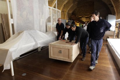 Moment en què els tècnics entren les obres al monestir de Sixena.