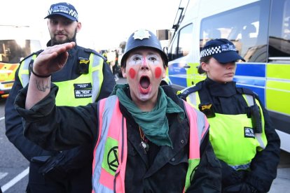 Ecologistas protestan en Londres contra el cambio climático, ayer.