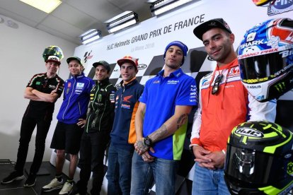 Valentino Rossi, segundo por la derecha y Marc Màrquez, cuarto, ayer en Le Mans.