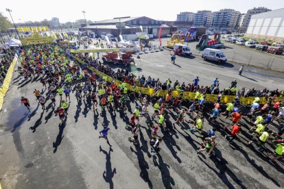 Com és habitual, un grup de bombers va córrer la prova amb tot l’equipament.