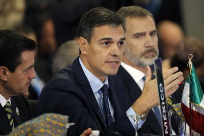 El presidente del Gobierno, Pedro Sánchez, y Felipe VI, ayer, en la Cumbre Iberoamericana, en Antigua.