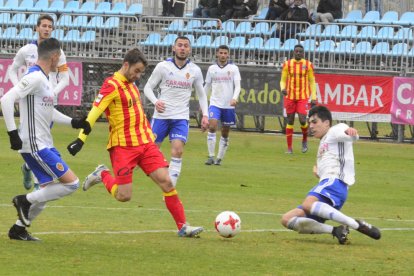 Jorge Félix, envoltat de rivals, diumenge passat al partit contra el Deportivo Aragón.