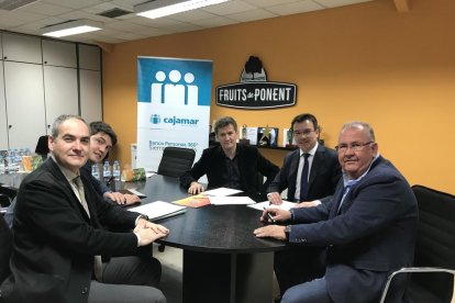 Imatge de la firma entre Fruits de Ponent i Cajamar.