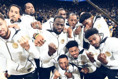 Los Warriors recibieron los anillos de campeones de la NBA.