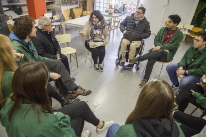 Un momento del encuentro entre ‘escoltes’ y usuarios de Aspid, ayer, en Tàrrega.