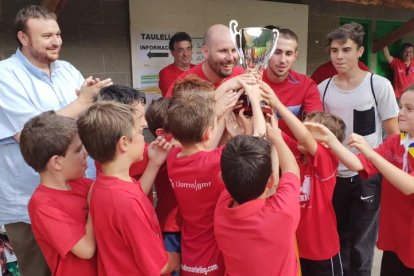 L’alcalde de Rialp, Gerard Sabarich, en l’entrega de trofeus.