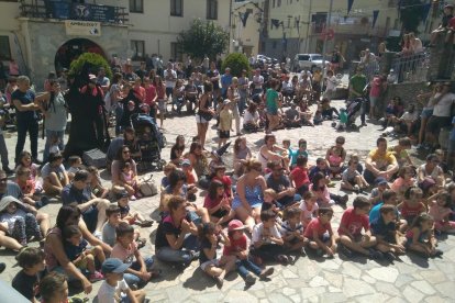 Niños y mayores durante un espectáculo de magia en la Fira de les Bruixes de Ribera de Cardós