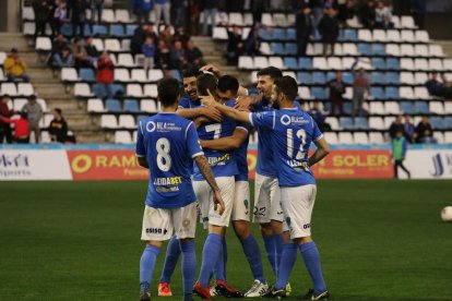 Jugadors del Lleida celebren el 3-0 marcat per Javi López dissabte passat davant del València Mestalla.