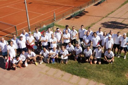 Los participantes en el III Torneig AREMI se hicieron una fotografía de grupo en las pistas del Club Tennis Lleida.