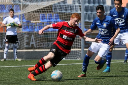 El jugador de l’EFAC Almacelles, Òscar Canadell, intenta anar-se’n d’un rival per buscar la porteria de la Rapitenca.