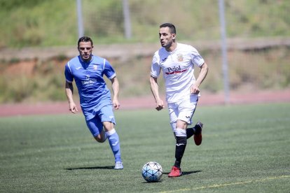 Un jugador del Borges controla l’esfèric davant la pressió d’un jugador del Vista Alegre.