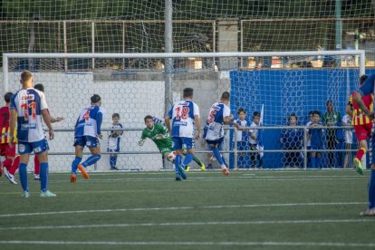 Ubay Luzardo se dispone a marcar el penalti con el que el Ebro empató el encuentro.