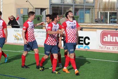 Alguns jugadors del Balaguer celebren el gol de Putxi.