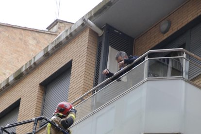 Los bomberos retiraron la parte inferior del balcón. 