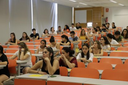 Nova oportunitat per a futurs mestres - Les Proves d’Aptitud Personal per accedir a un grau d’Educació van deixar fora gairebé la meitat d’aspirants al juny. Dels 312 estudiants que es van presentar, un 53,84 per cent va passar els exàmens ...