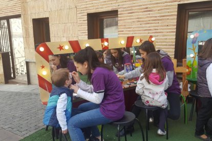 Van pintar la cara a alguns nens i nenes durant la tercera edició del mercat del conte infantil.