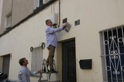 Retirada d’una placa franquista d’una casa de la Bordeta, dissabte passat, a càrrec d’una empresa.