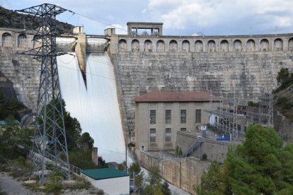 El pantano de Oliana abre compuertas ante la previsión de lluvias