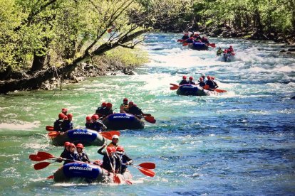 Un centenar d’escolars obren la temporada de ràfting al Sobirà