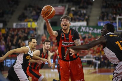 Un jugador del Granada entra a cistella sense oposició.