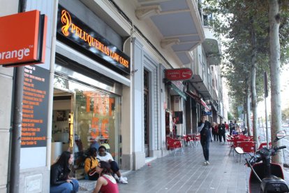 El local de Peluquerías Low Cost en la Rambla d’Aragó.