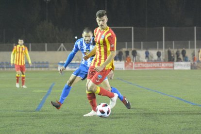 Calavera pugna con un rival en una acción del partido de ayer.