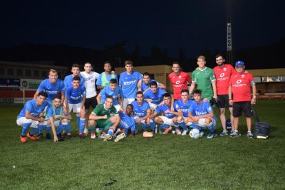 Los jugadores del Lleida B posan con el trofeo, ayer en Monzón.