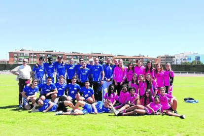 Els atletes de la UA Lleida abans de la celebració de la competició.