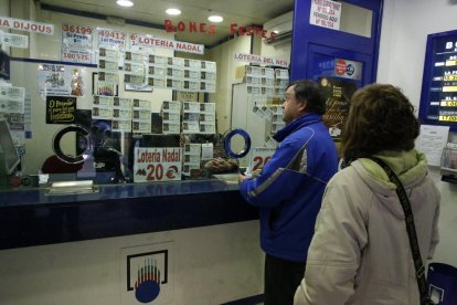 Clients ahir triant el número a l’administració de loteria del carrer del Carme de Lleida.