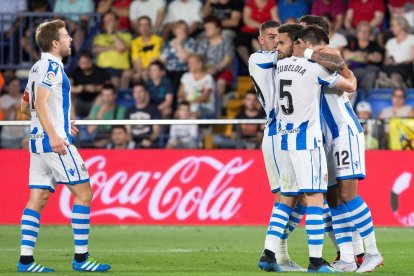 Jugadores de la Real Sociedad celebran uno de sus goles.