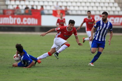 Abel Molinero, centre, durant un partit amb el Múrcia aquesta temporada.