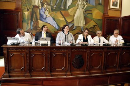 La presidenta i els vicepresidents de la Diputació de Lleida vestits de blanc durant el ple en protesta pel judici del 'procés'.